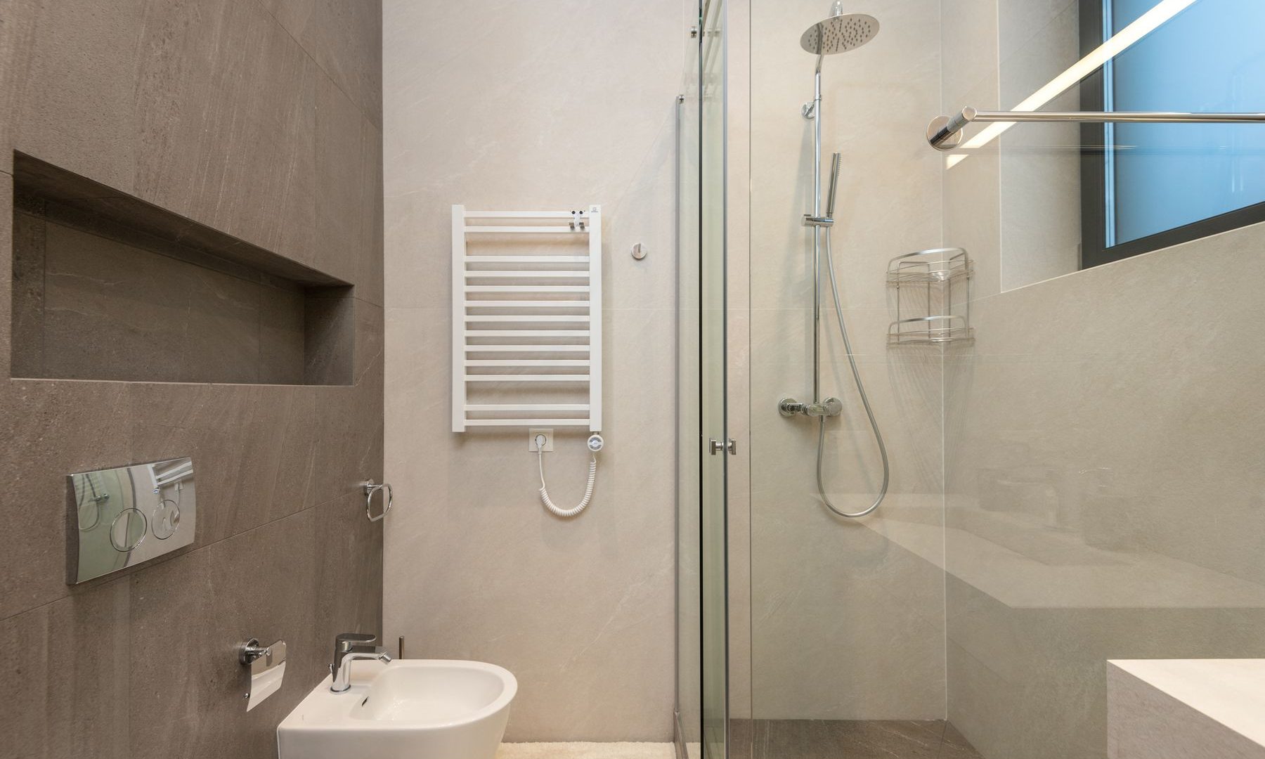 Fertig saniertes Bad mit bodengleicher Dusche, Handtuchheizkörper und Wand-WC