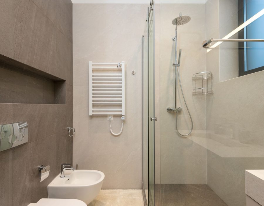 Fertig saniertes Bad mit bodengleicher Dusche, Handtuchheizkörper und Wand-WC